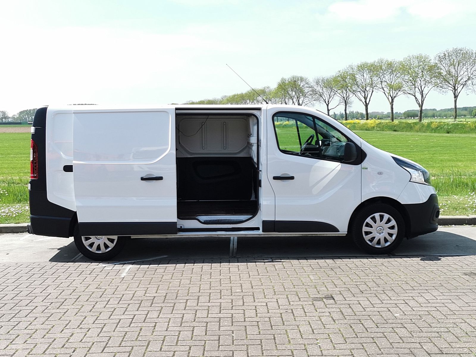 Location Van  Auray - Renault Trafic 2 l 115 ch - 55635 - Yescapa