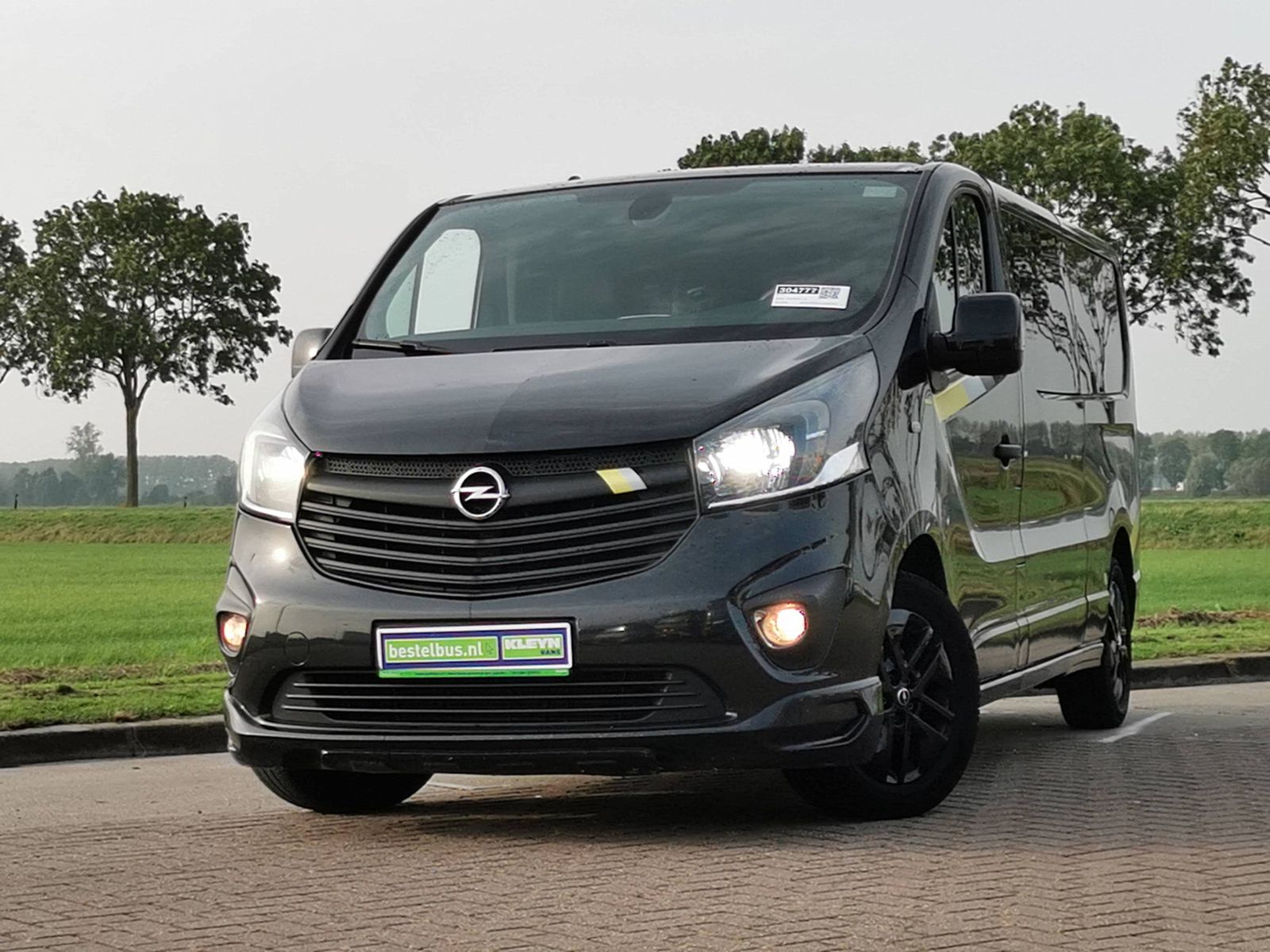Opel Vivaro Van/Kleinbus in Schwarz gebraucht in Celle für € 15.990