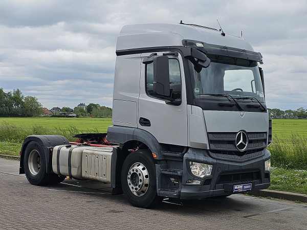 Mercedes-Benz Actros ダンプトラック シルバー New Mercedes Benz Actros trucks stock. - Kleyn Trucks